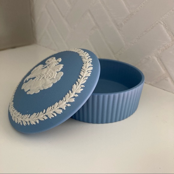 Wedgwood Jasperware Trinket Box - Picture 5 of 9